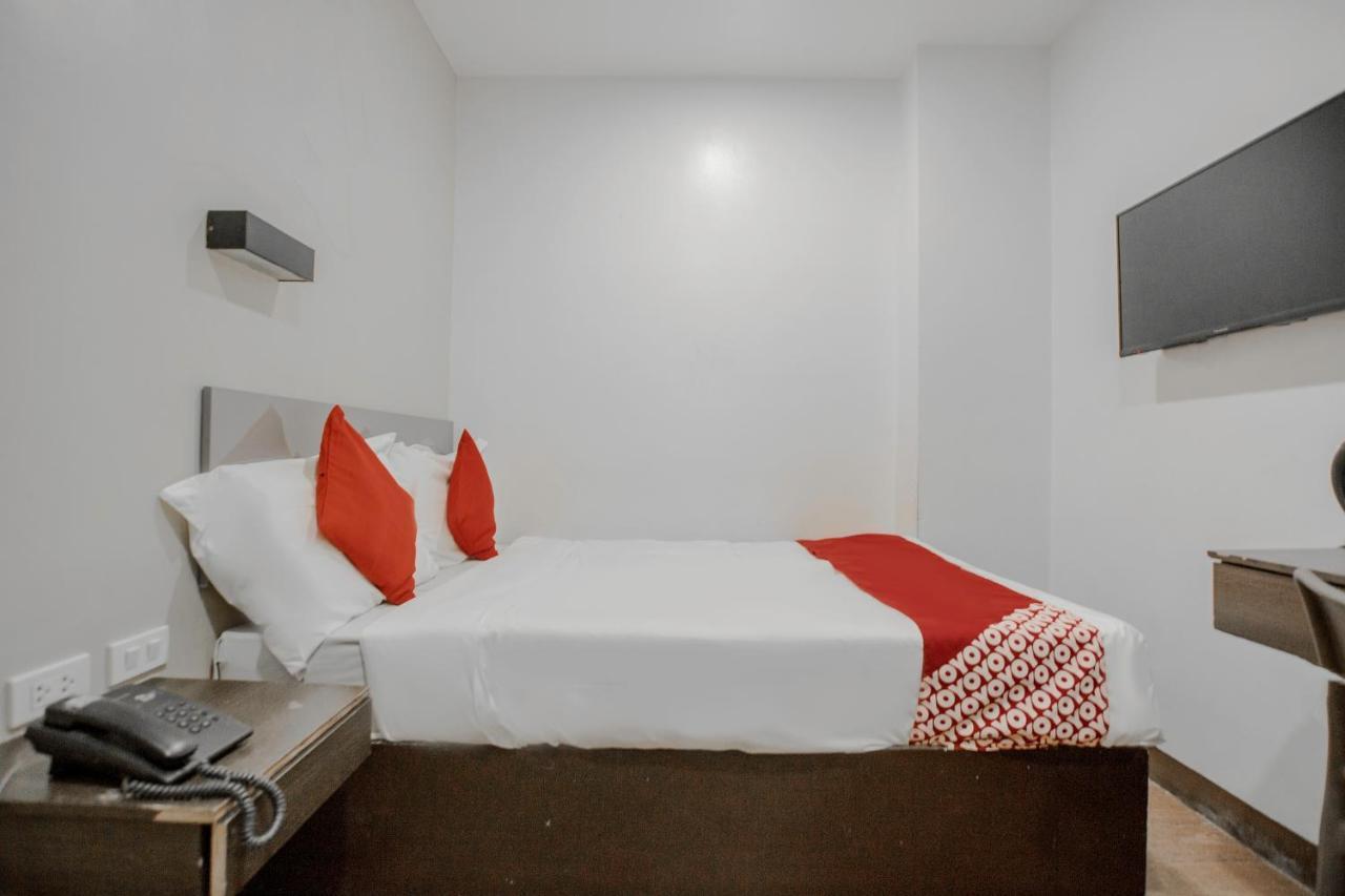 Oyo 637 Fox Hotel Quezon City Buitenkant foto