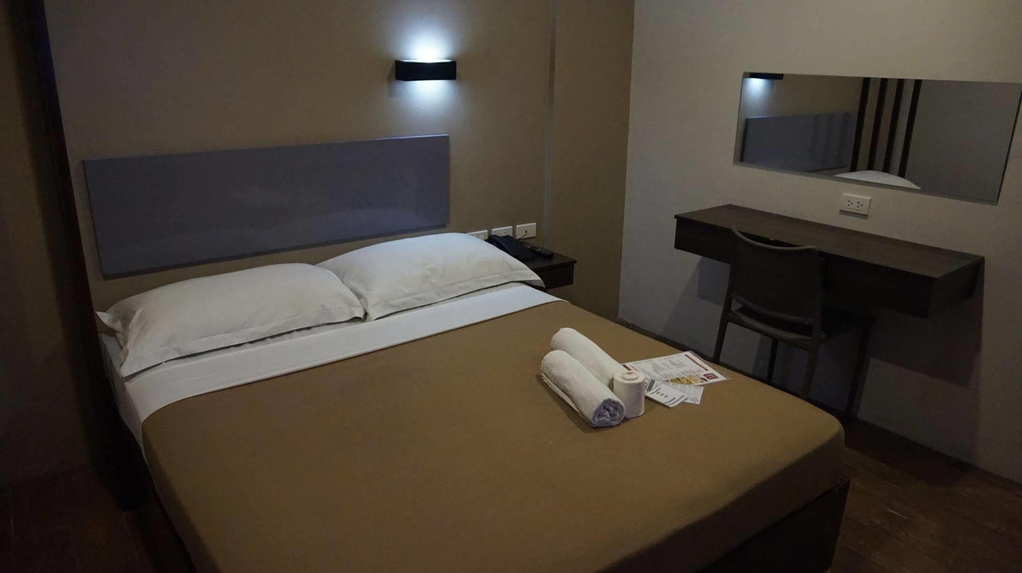 Oyo 637 Fox Hotel Quezon City Buitenkant foto