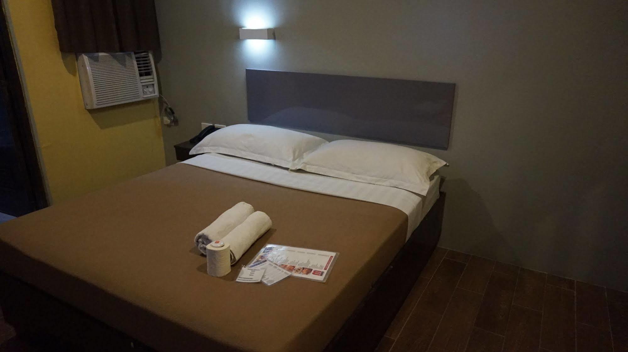 Oyo 637 Fox Hotel Quezon City Buitenkant foto