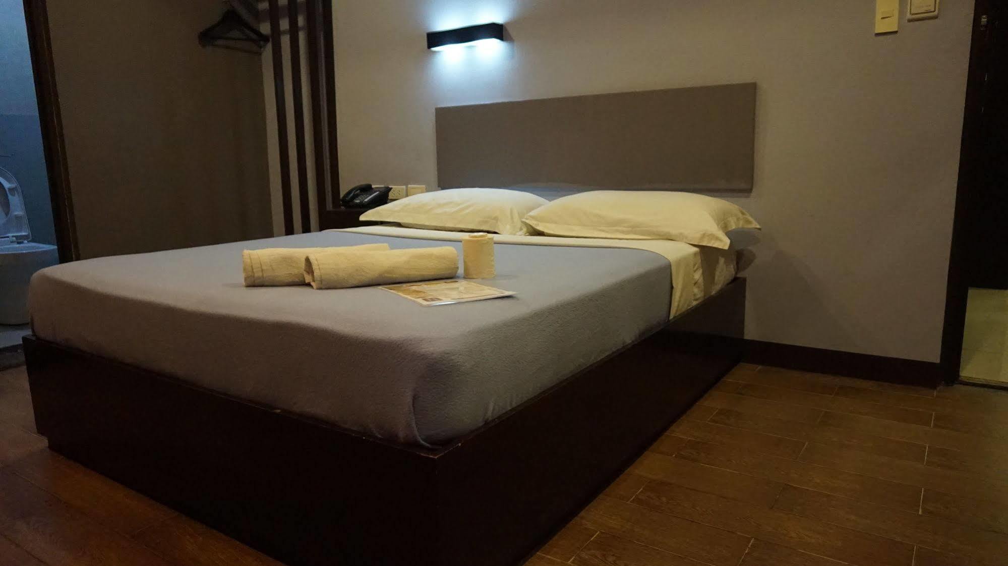Oyo 637 Fox Hotel Quezon City Buitenkant foto