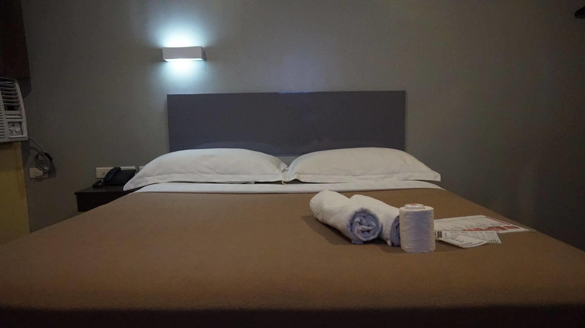 Oyo 637 Fox Hotel Quezon City Buitenkant foto