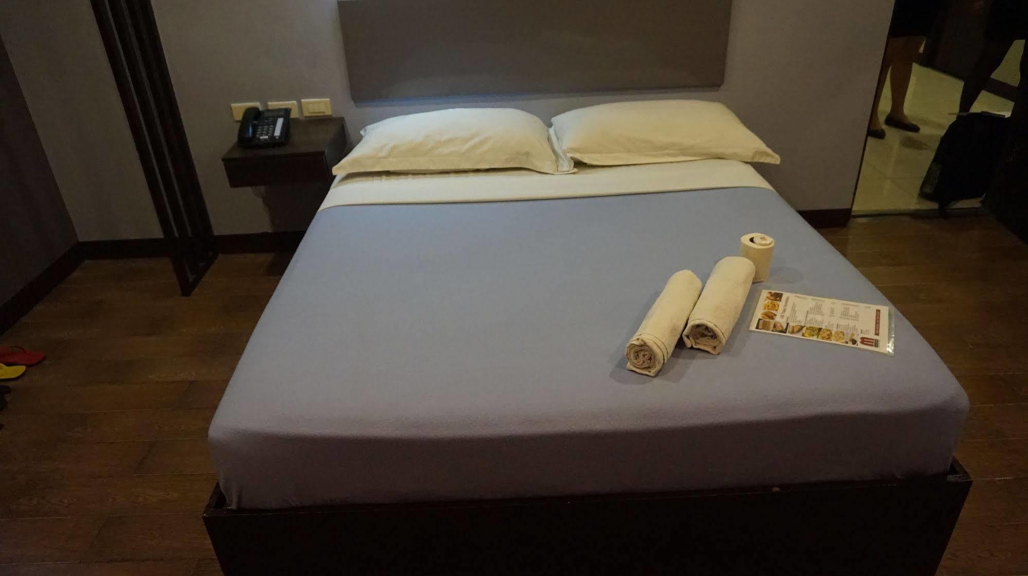 Oyo 637 Fox Hotel Quezon City Buitenkant foto