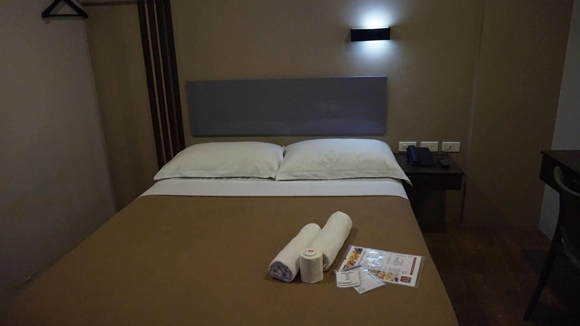 Oyo 637 Fox Hotel Quezon City Buitenkant foto
