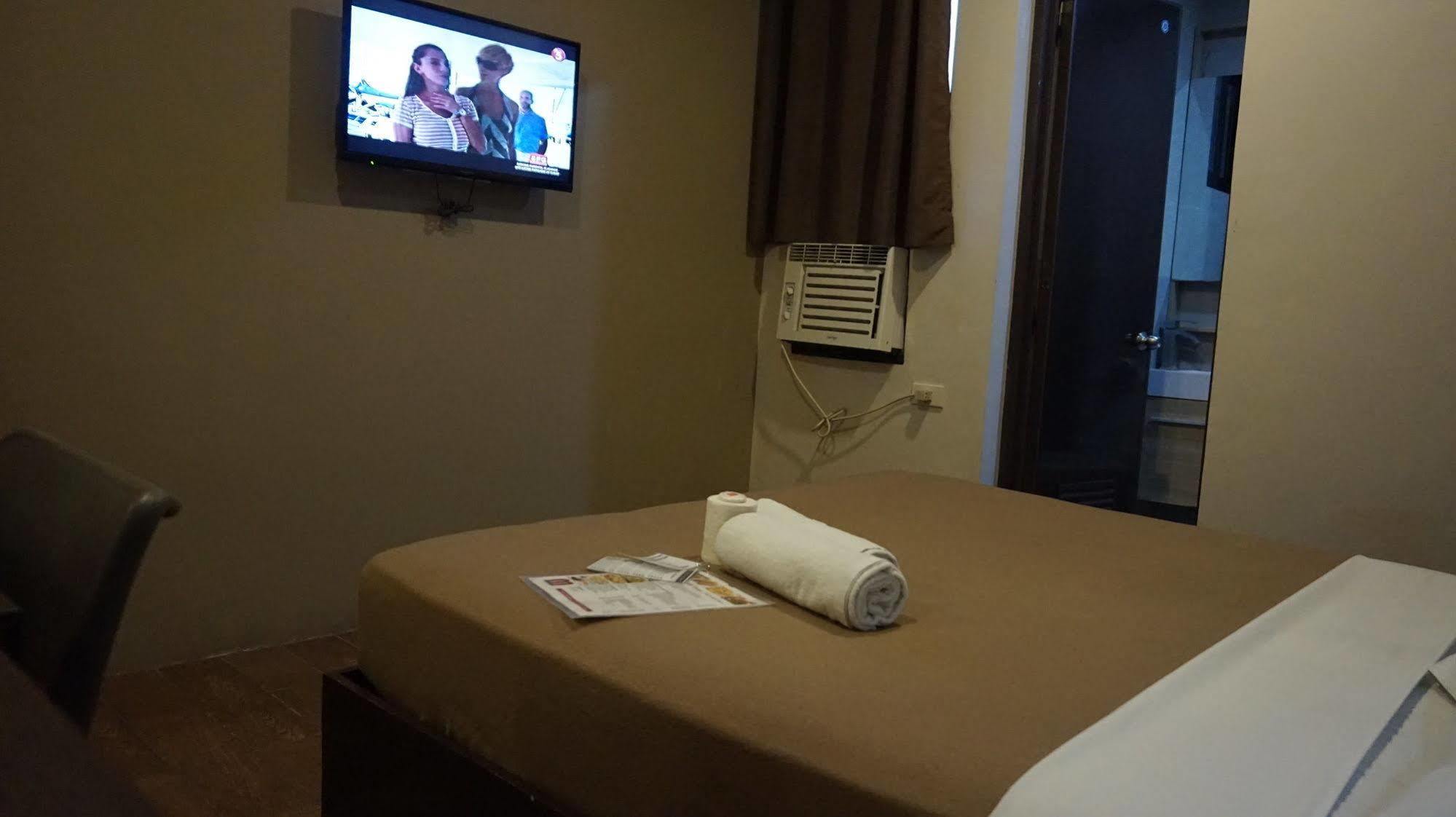 Oyo 637 Fox Hotel Quezon City Buitenkant foto