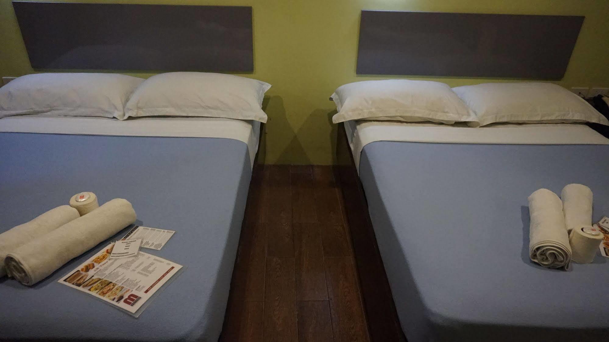 Oyo 637 Fox Hotel Quezon City Buitenkant foto
