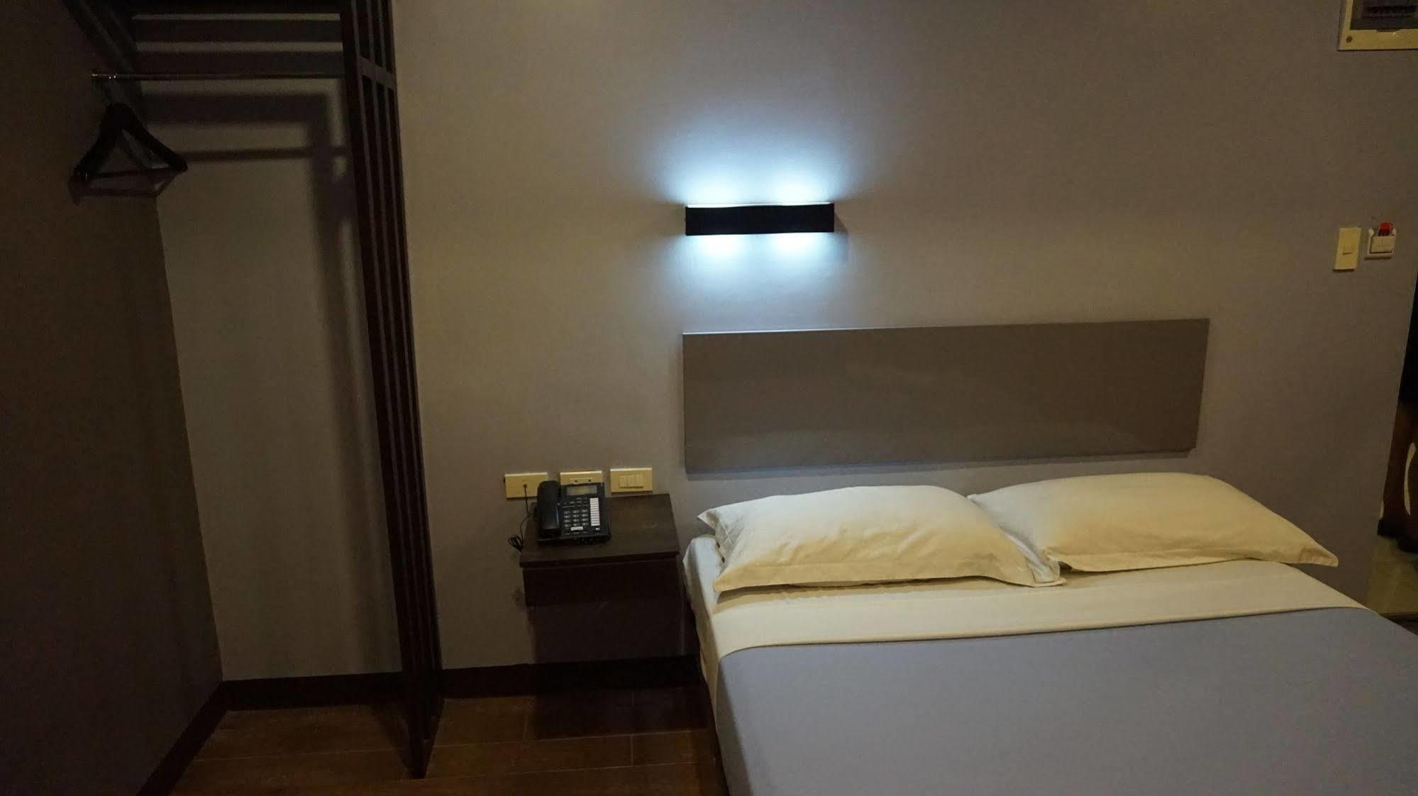 Oyo 637 Fox Hotel Quezon City Buitenkant foto