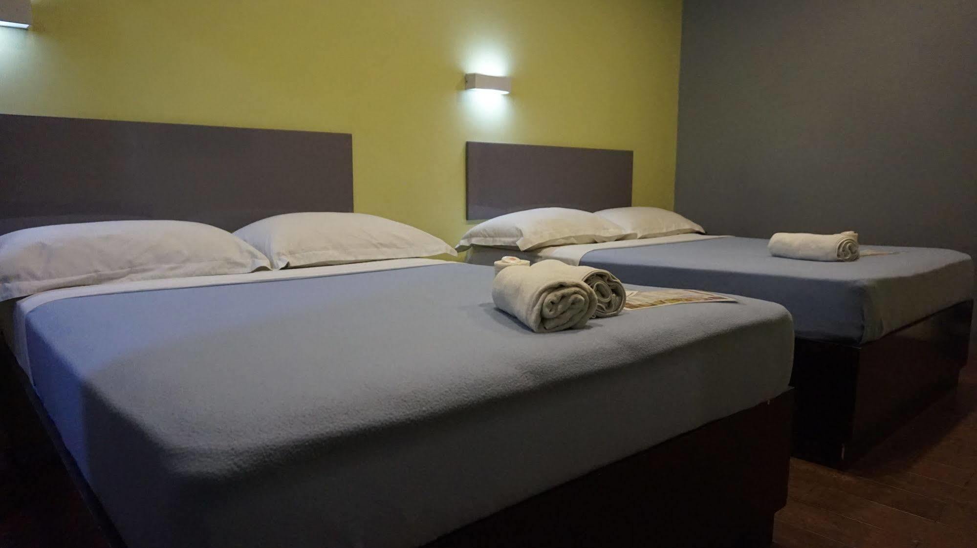 Oyo 637 Fox Hotel Quezon City Buitenkant foto