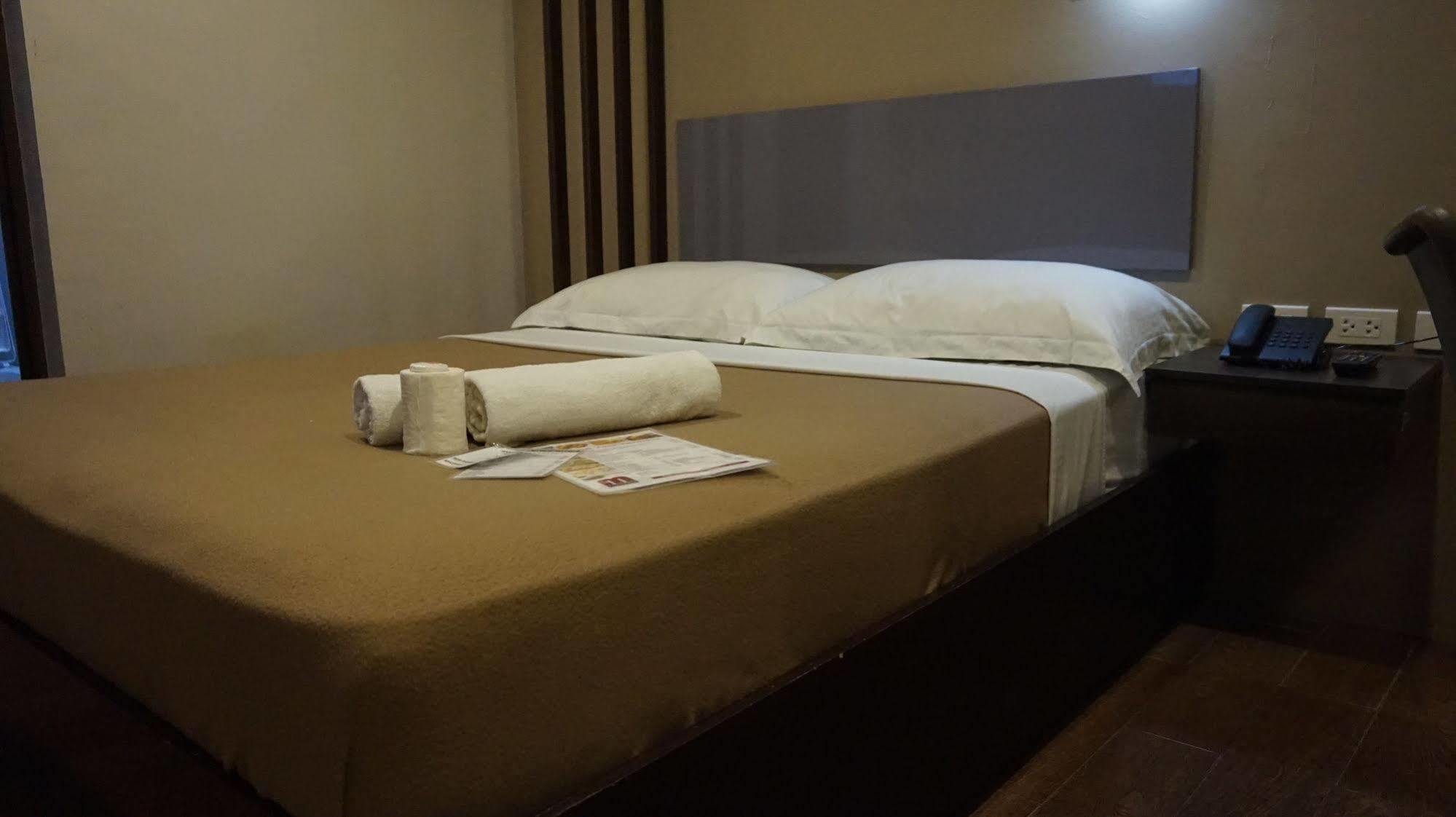Oyo 637 Fox Hotel Quezon City Buitenkant foto