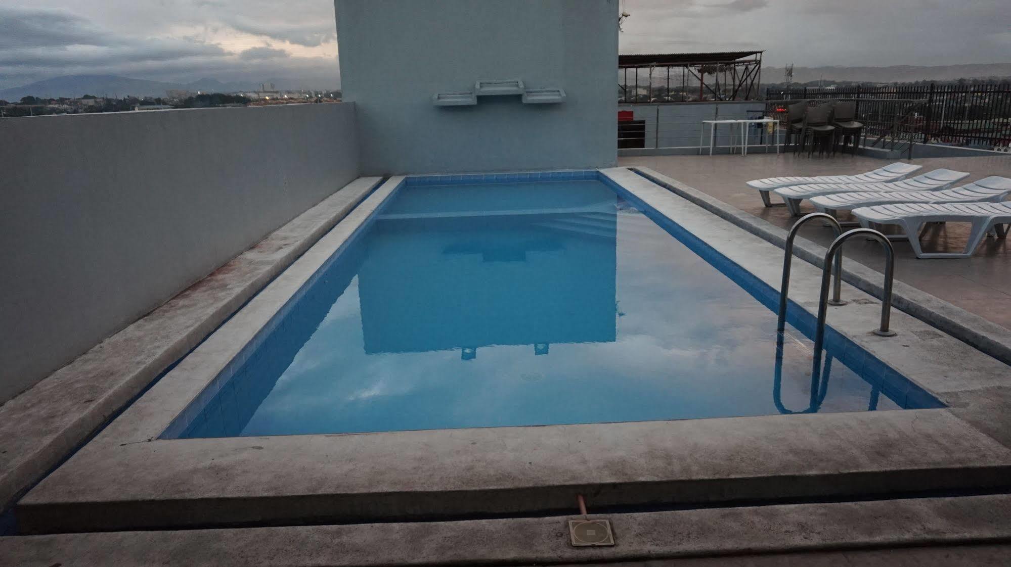 Oyo 637 Fox Hotel Quezon City Buitenkant foto